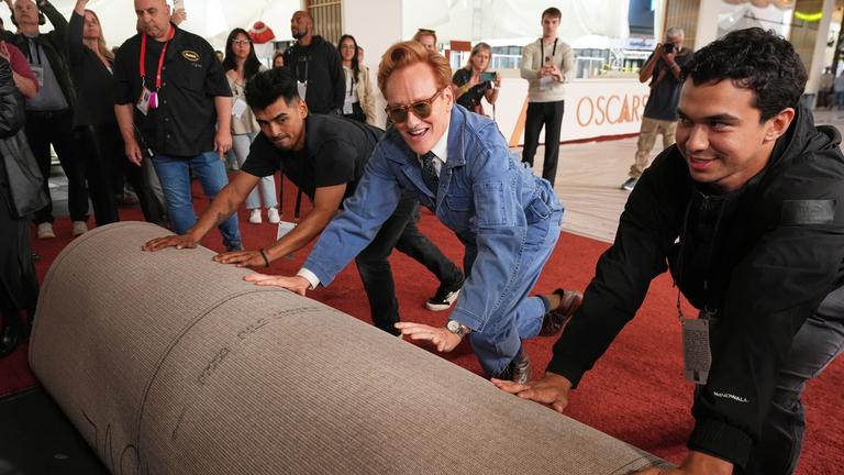 Conan O’Brien rollt den roten Teppich aus