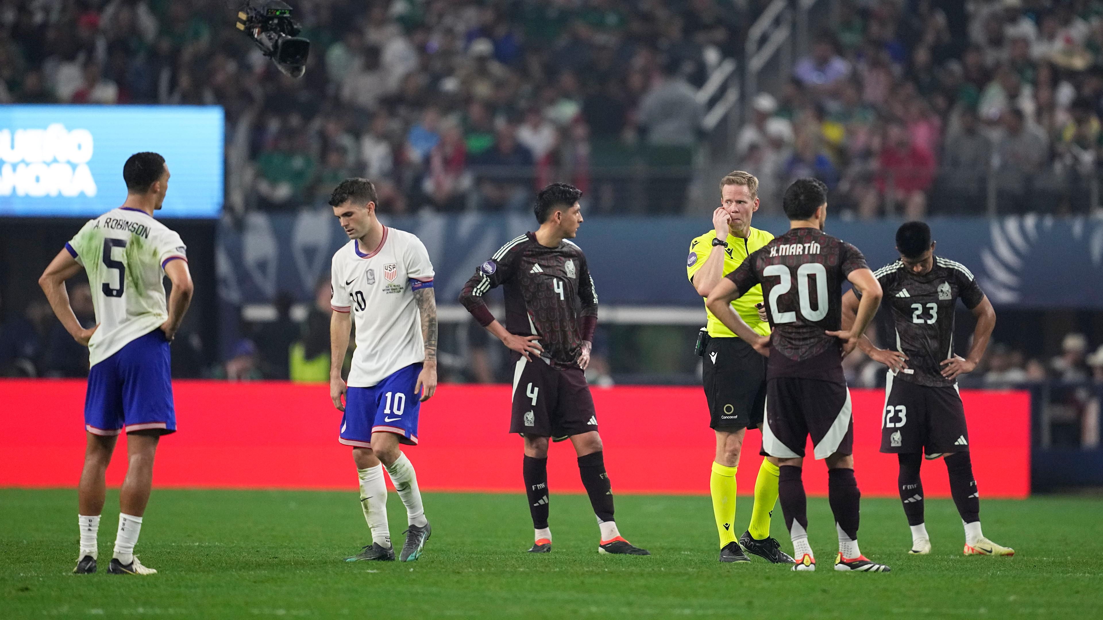 Spieler auf dem Spielfeld bei der CONCACAF Nations League zwischen Mexiko und den Vereinigten Staaten