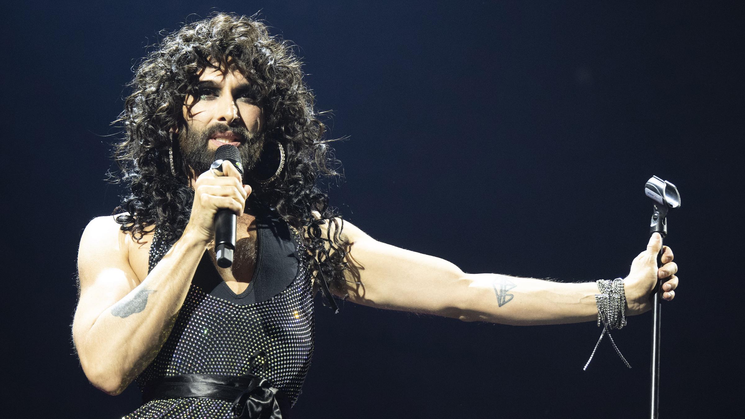 Österreichs Sängerin und Songwriterin Conchita Wurst in Aktion im Dorf während des 69. Eurovision Song Contest in Basel, Schweiz, am Montag, 12. Mai 2025