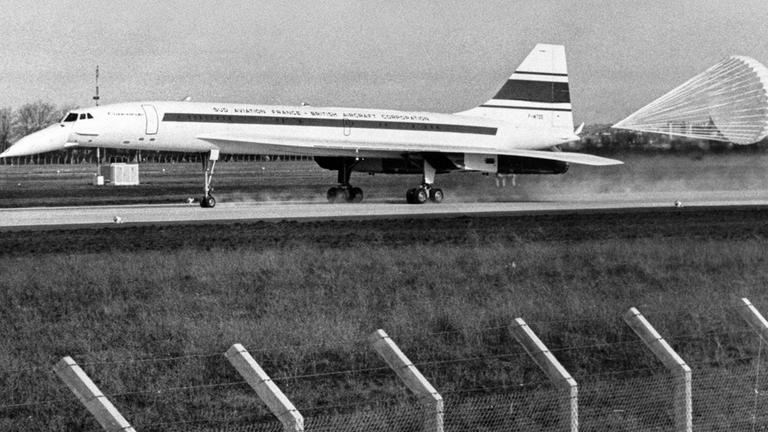 Archiv: Am 02.03.1969 landet die Concorde 001 nach ihrem erfolgreichen Erstflug mit aufgespanntem Bremsfallschirm am Flughafen Toulouse-Blagnac