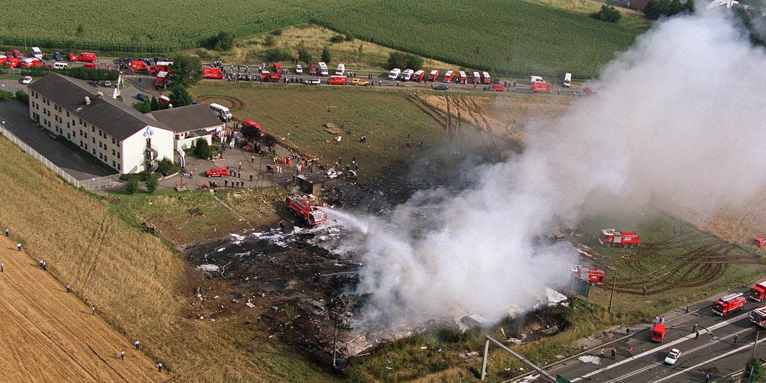 Archiv: Die Luftaufnahme zeigt eine Rauchwolke an der Stelle, an der die Concorde kurz nach dem Start 25.07.2000 vom Flughafen Roissy abgestürzt war