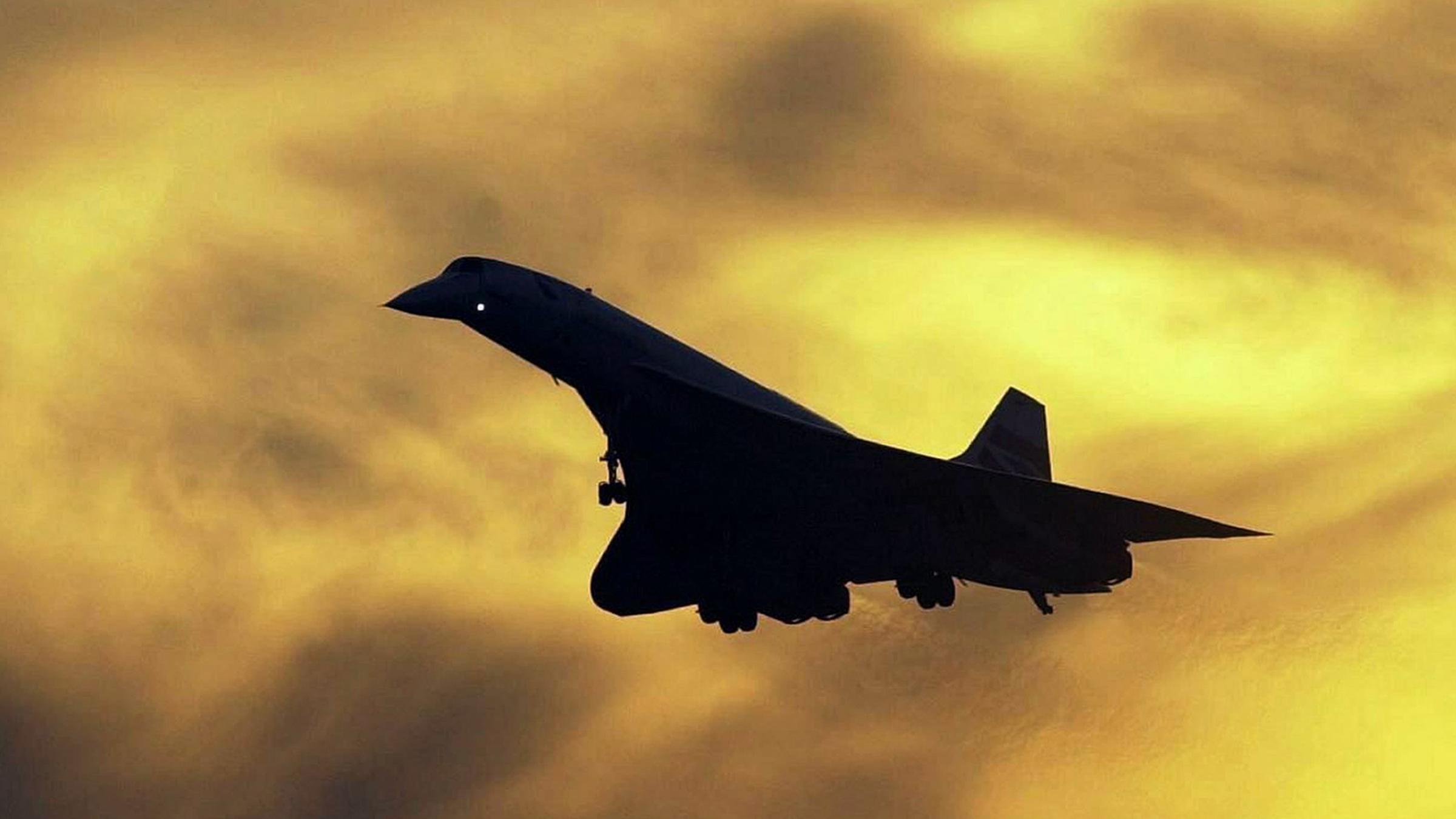 Archiv: Das Überschallflugzeug Concorde landet am 18.10.2003 auf dem Flughafen Heathrow in London