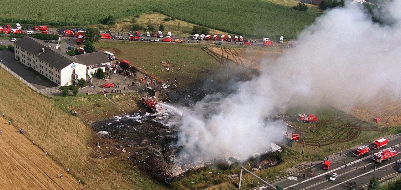 Archiv: Die Luftaufnahme zeigt eine Rauchwolke an der Stelle, an der die Concorde kurz nach dem Start 25.07.2000 vom Flughafen Roissy abgestürzt war