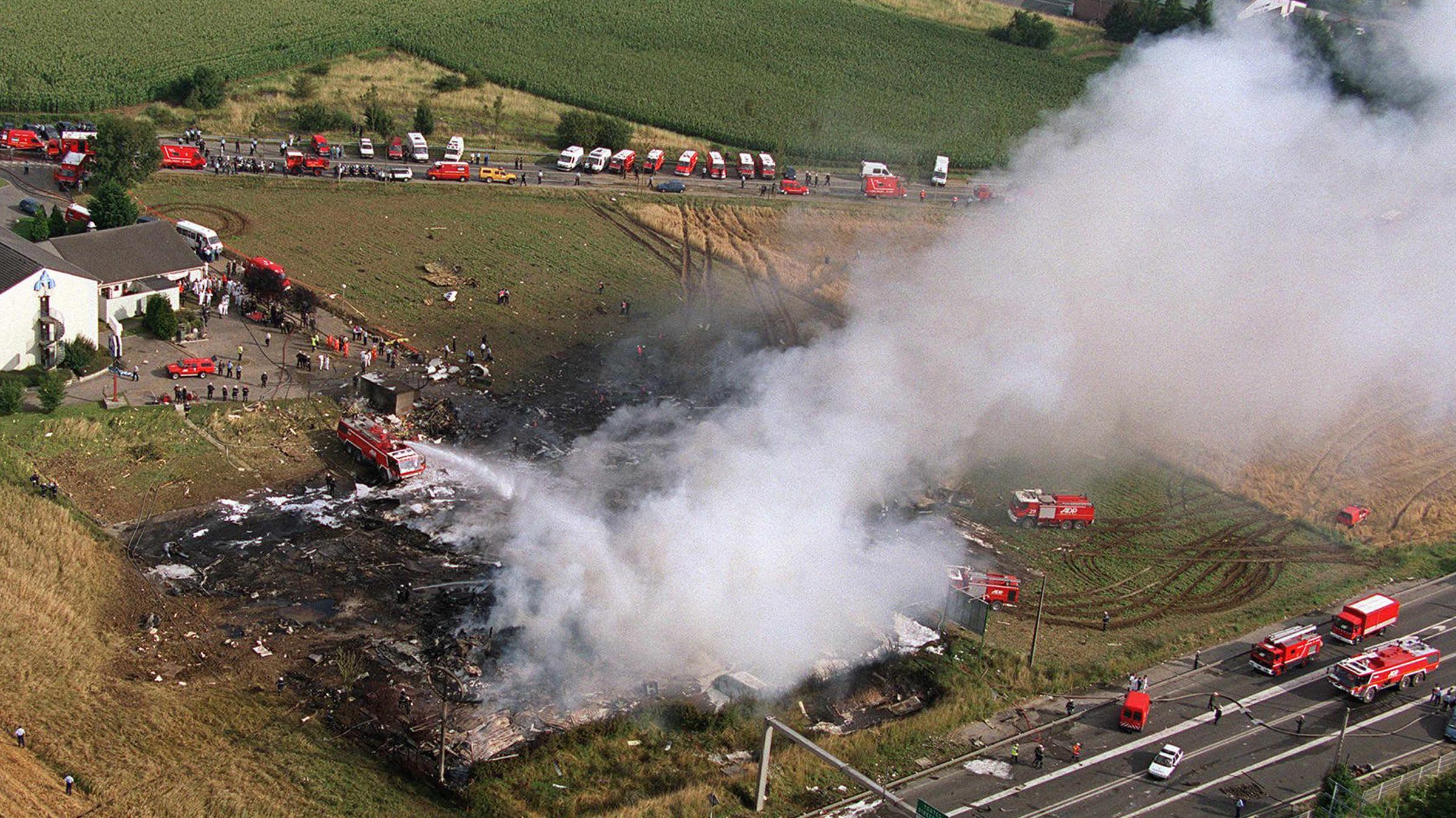 Archiv: Die Luftaufnahme zeigt eine Rauchwolke an der Stelle, an der die Concorde kurz nach dem Start 25.07.2000 vom Flughafen Roissy abgestürzt war