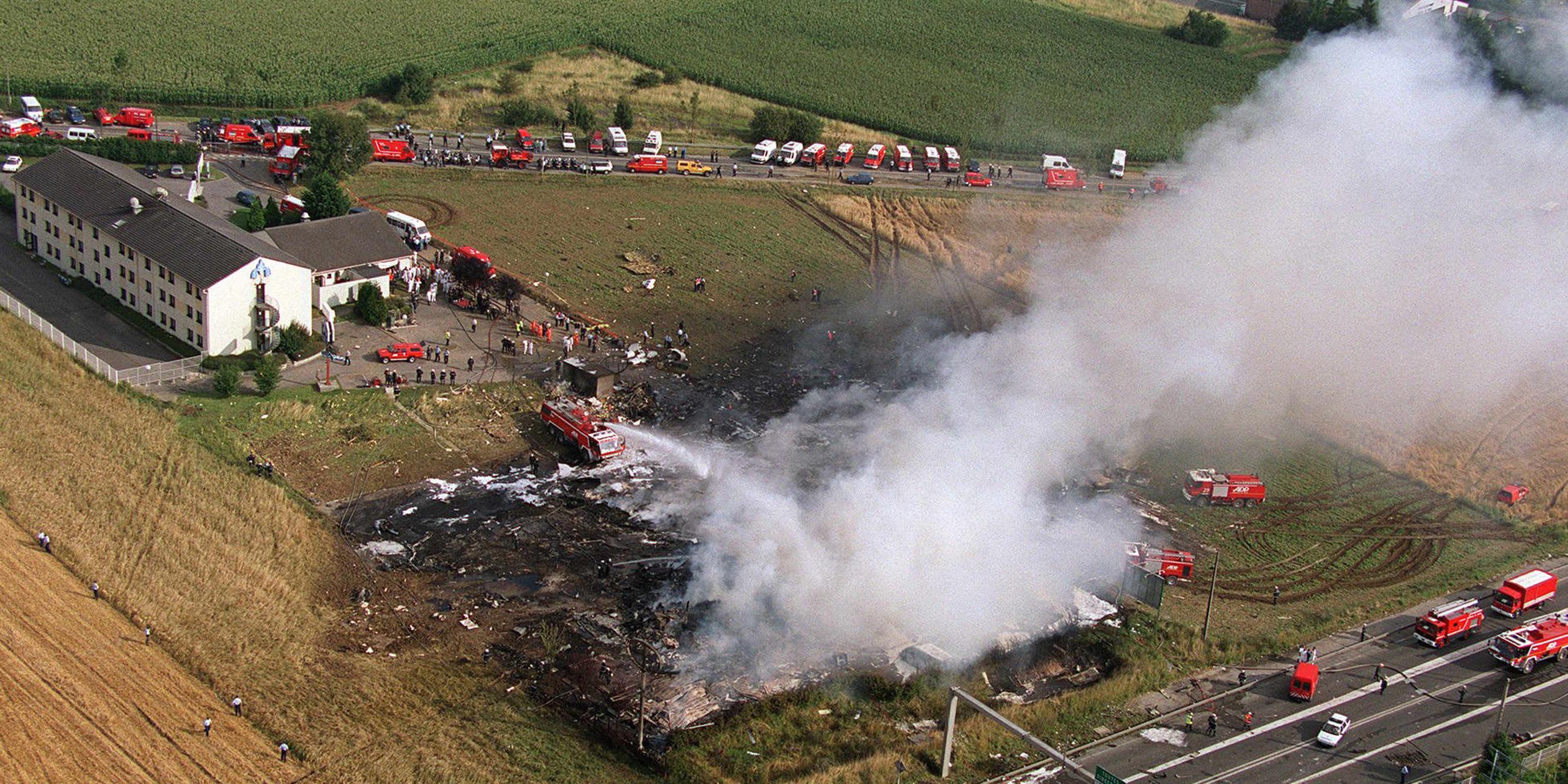 Archiv: Die Luftaufnahme zeigt eine Rauchwolke an der Stelle, an der die Concorde kurz nach dem Start 25.07.2000 vom Flughafen Roissy abgestürzt war