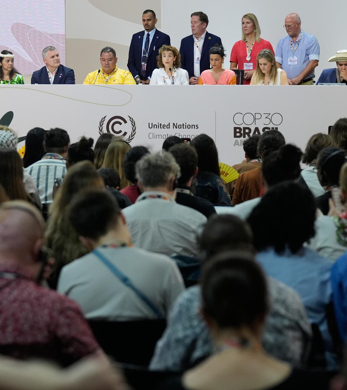 Sophia Hermans, stellvertretende Ministerpräsidentin der Niederlande, spricht während einer Sitzung inmitten von Vertretern anderer Länder auf dem UN-Klimagipfel COP30.