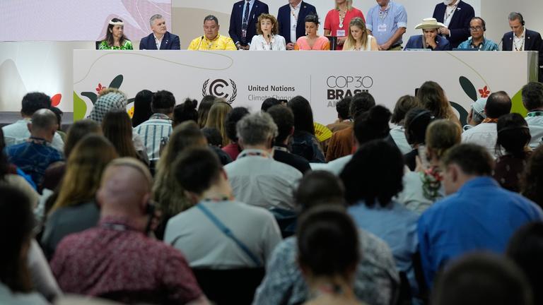 Sophia Hermans, stellvertretende Ministerpräsidentin der Niederlande, spricht während einer Sitzung inmitten von Vertretern anderer Länder auf dem UN-Klimagipfel COP30.