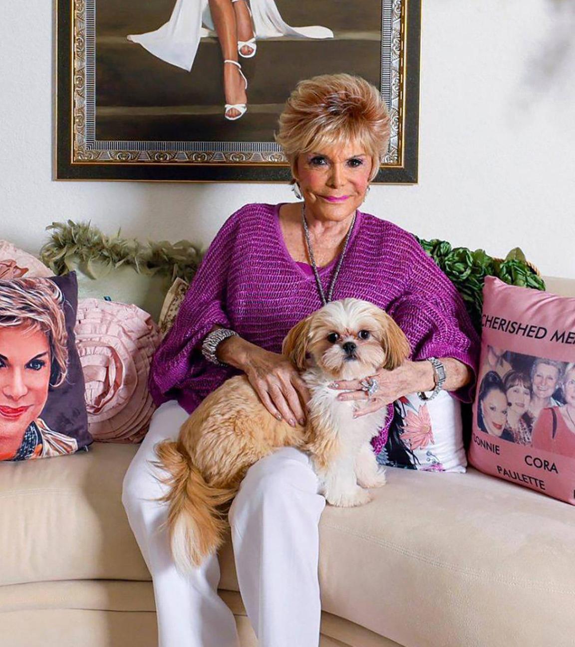 Die amerikanische Pop Sängerin Connie Francis mit ihrem Hund Lexi in Ihrem Zuhause in Parkland, Florida. (Archiv)