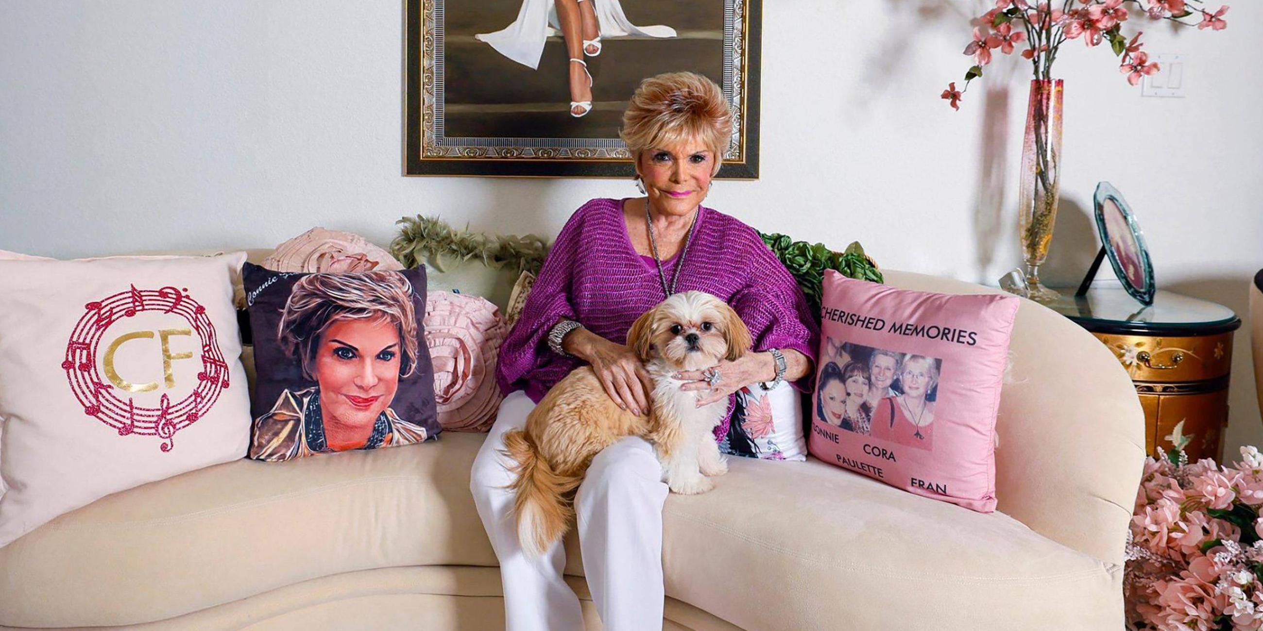 Die amerikanische Pop Sängerin Connie Francis mit ihrem Hund Lexi in Ihrem Zuhause in Parkland, Florida. (Archiv)