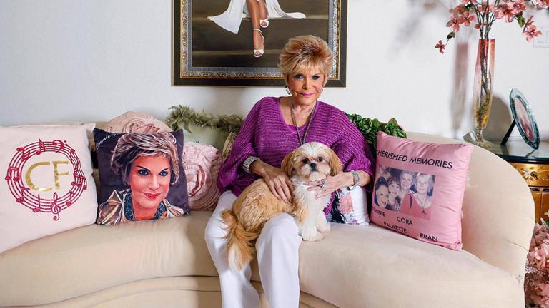 Die amerikanische Pop Sängerin Connie Francis mit ihrem Hund Lexi in Ihrem Zuhause in Parkland, Florida. (Archiv)