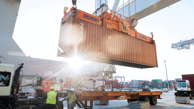 Archiv: Containerumschlag im Hafen von Savannah, USA, aufgenommen am 05.07.2018