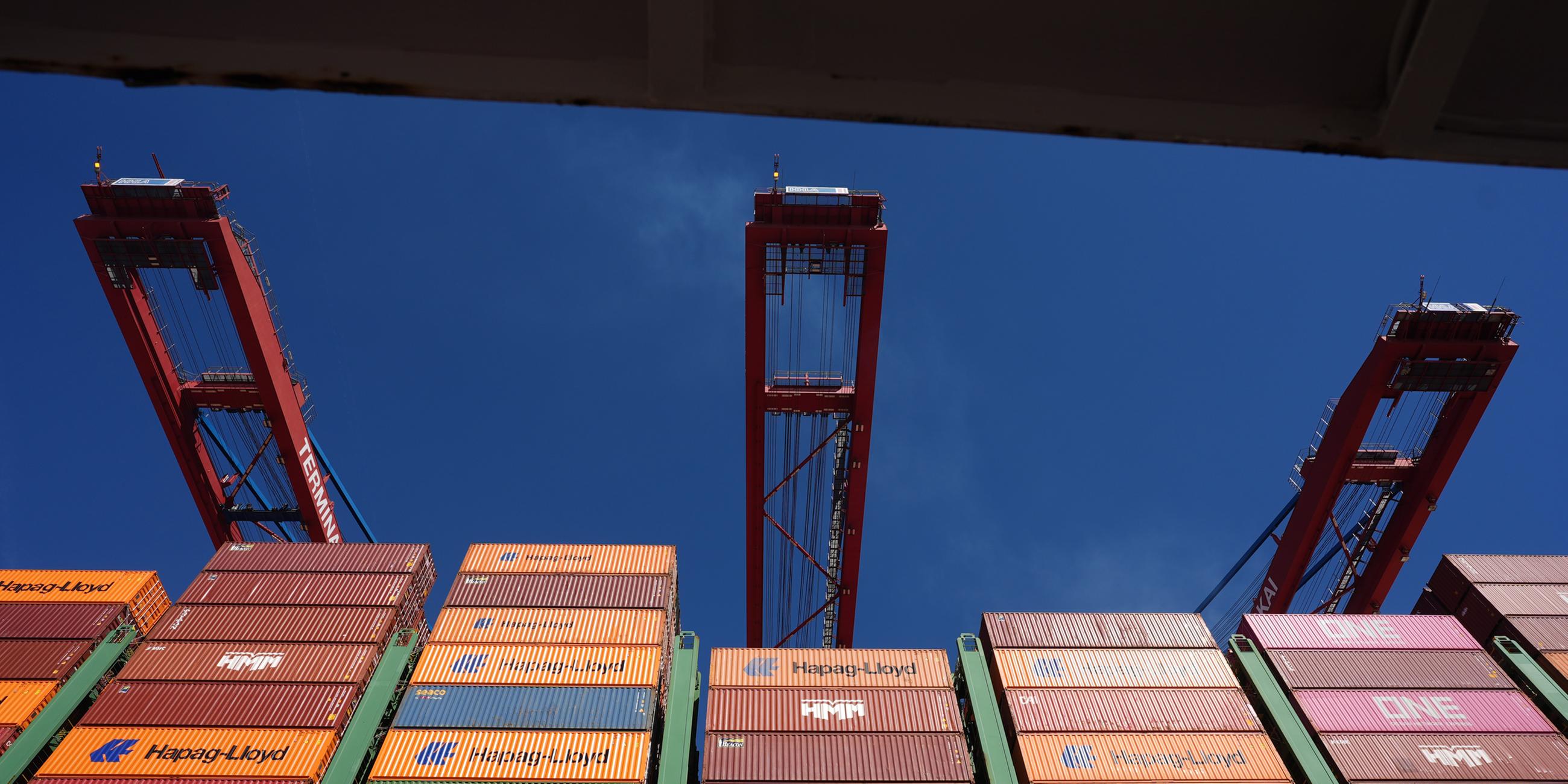 Ein Containerschiff wird am Containerterminal Burchardkai (CTB) im Hamburger Hafen abgefertigt.