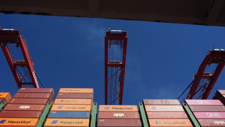 Ein Containerschiff wird am Containerterminal Burchardkai (CTB) im Hamburger Hafen abgefertigt.