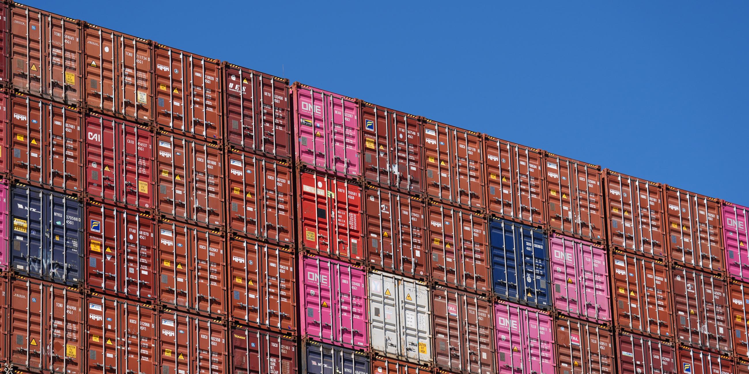 Ein Containerschiff wird am Containerterminal Burchardkai (CTB) im Hamburger Hafen abgefertigt.