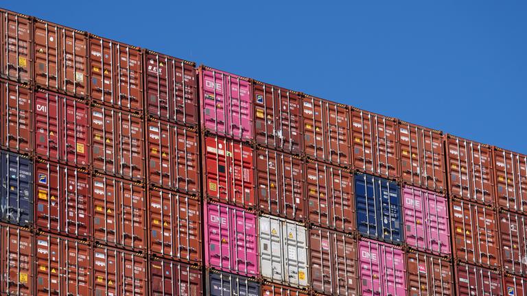 Ein Containerschiff wird am Containerterminal Burchardkai (CTB) im Hamburger Hafen abgefertigt.