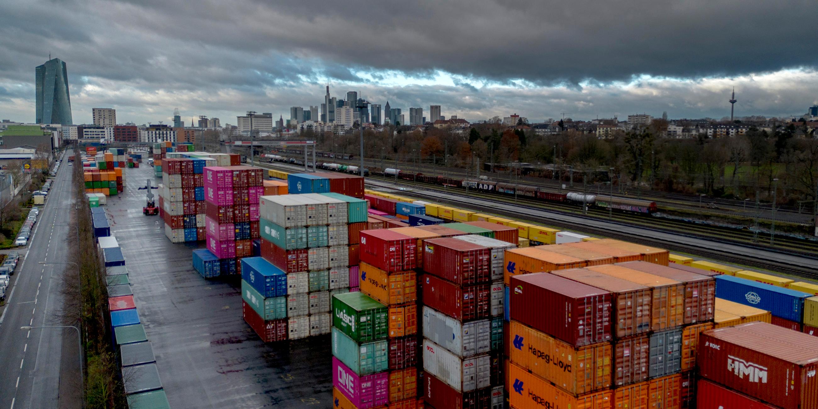 Symbolbild: Container am Cargo-Terminal in Frankfurt am Main