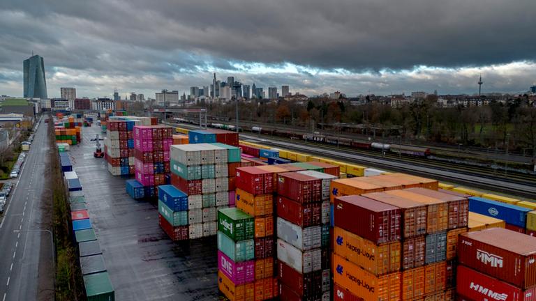 Symbolbild: Container am Cargo-Terminal in Frankfurt am Main