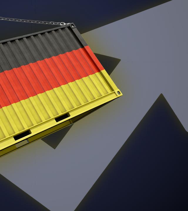 Ein Container in Deutschland-Farben hängt an Ketten, im Hintergrund ein Pfeil, der nach oben zeigt