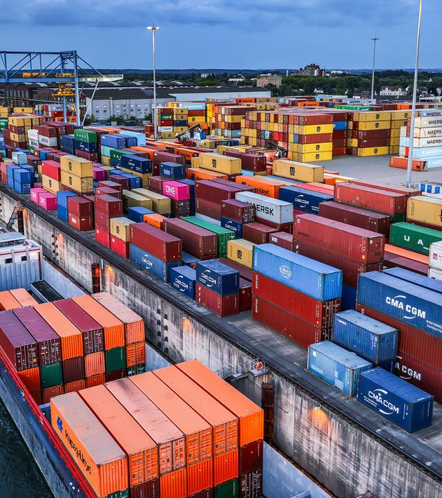 Container im Duisburger Hafen (Archivfoto)