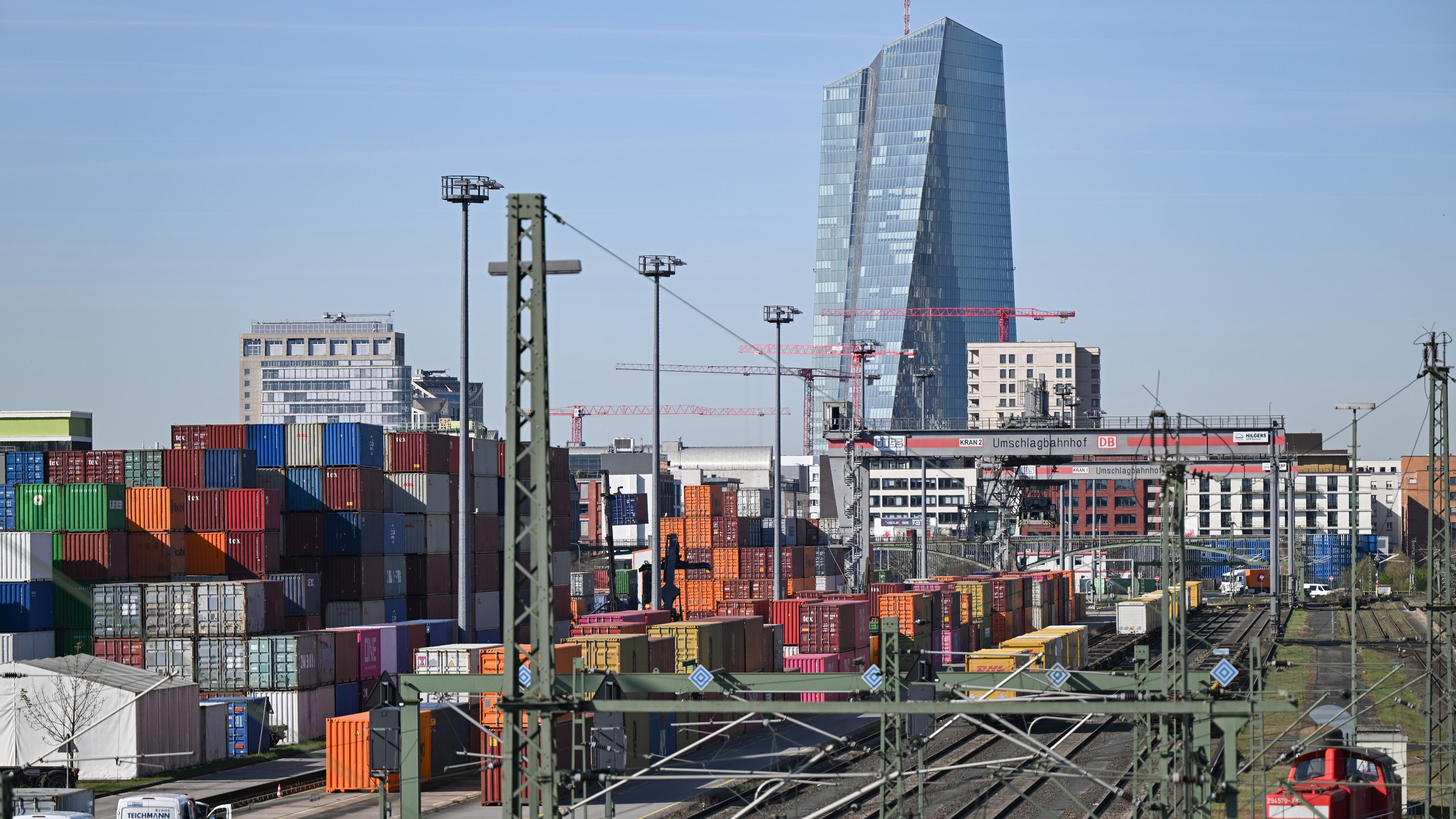 Hessen, Frankfurt/Main: Frachtcontainer sind im Osten der Bankenstadt nahe der Europäischen Zentralbank (EZB, hinten) zu sehen