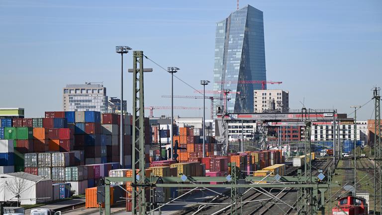 Hessen, Frankfurt/Main: Frachtcontainer sind im Osten der Bankenstadt nahe der Europäischen Zentralbank (EZB, hinten) zu sehen