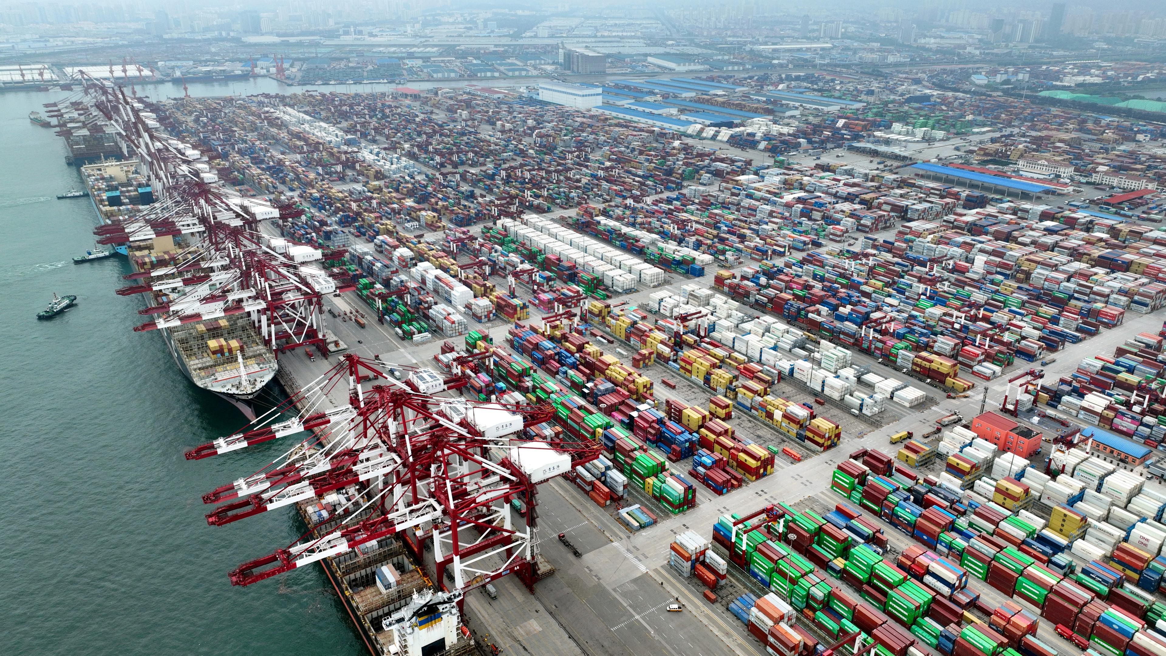 China, Qingdao: Blick von oben auf ein Containerschiff im Qianwan Container Terminal im Hafen von Qingdao in der ostchinesischen Provinz Shandong.