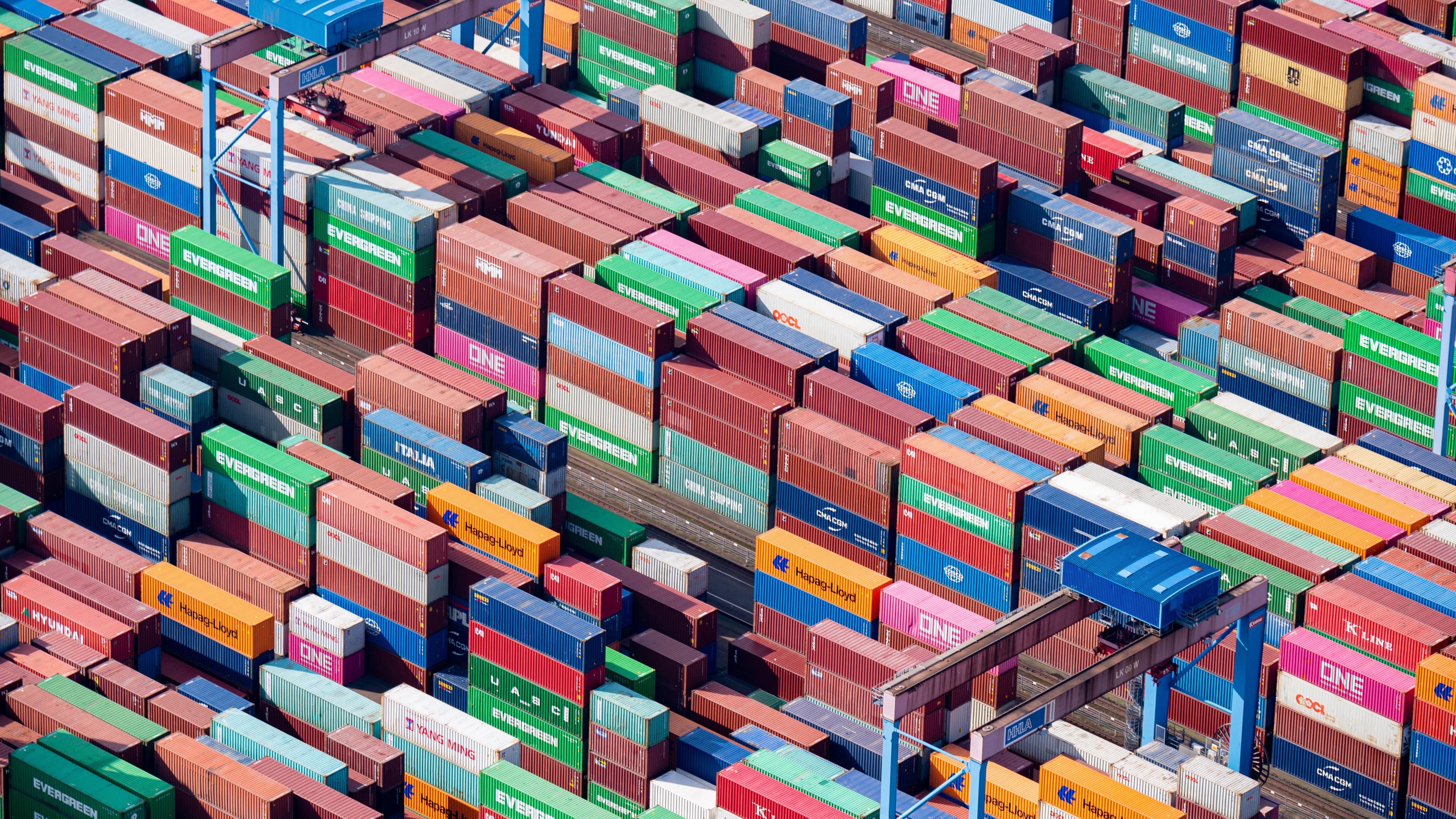 Das Luftbild zeigt zahlreiche Container auf dem Gelände eines Containerterminals im Hamburger Hafen.