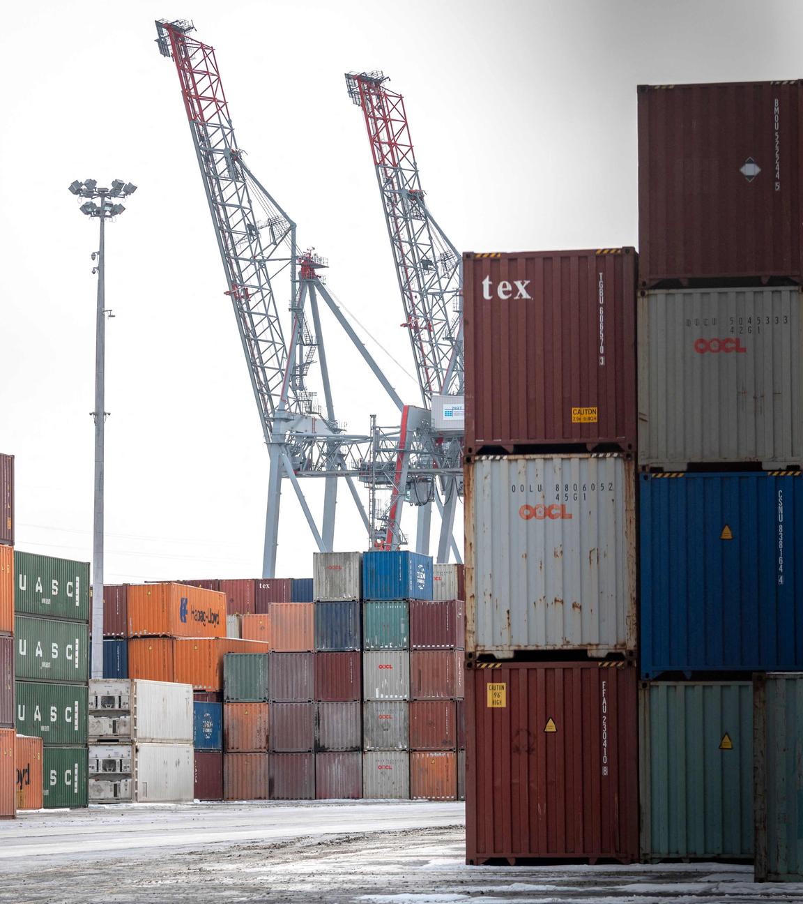 Schiffscontainer sind im Hafen von Montreal in Kanada zu sehen