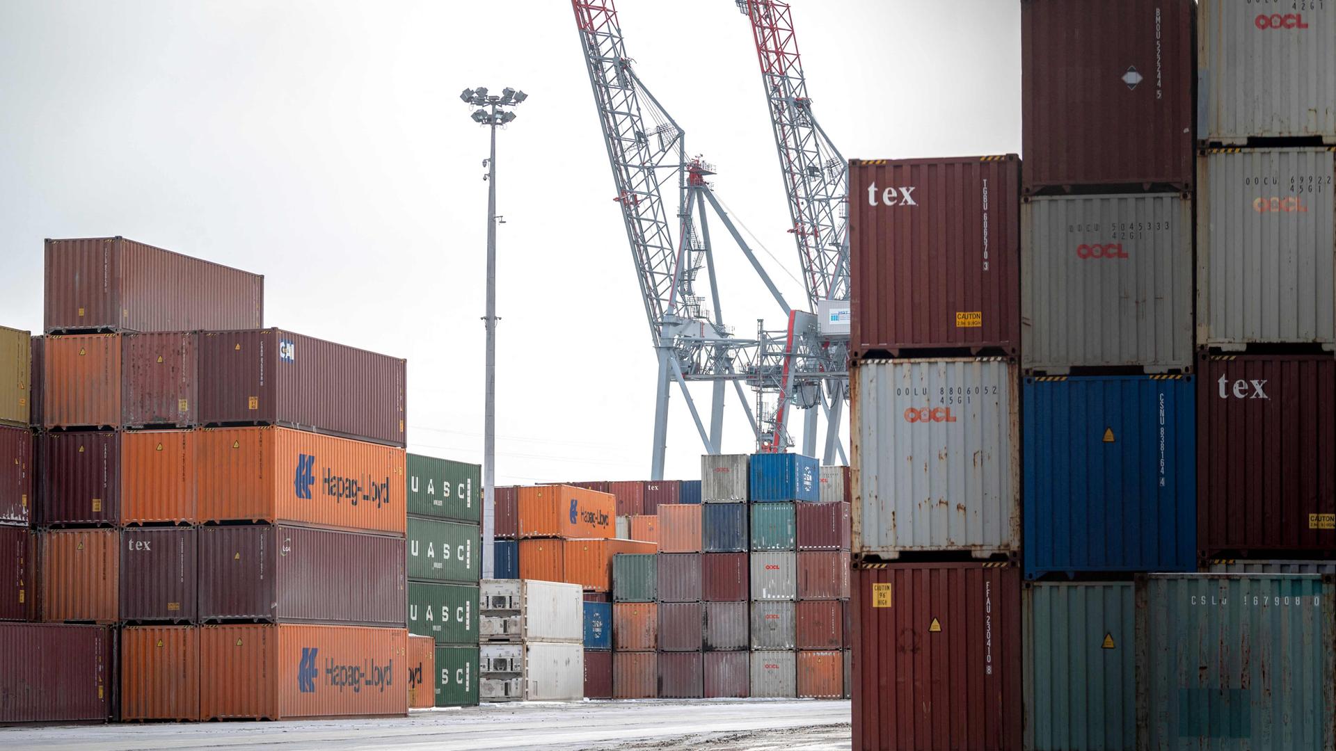 Schiffscontainer sind im Hafen von Montreal in Kanada zu sehen