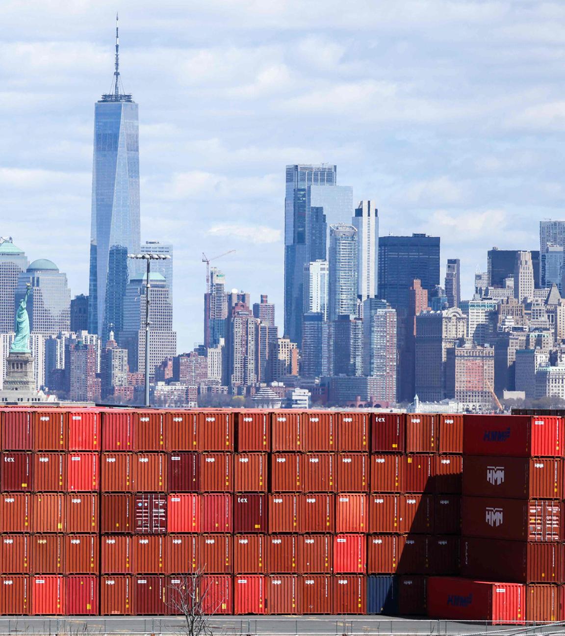 Schiffscontainer sind am 8. April 2025 am Port Jersey Container Terminal in Jersey City, mit der Skyline von Manhattan im Hintergrund.