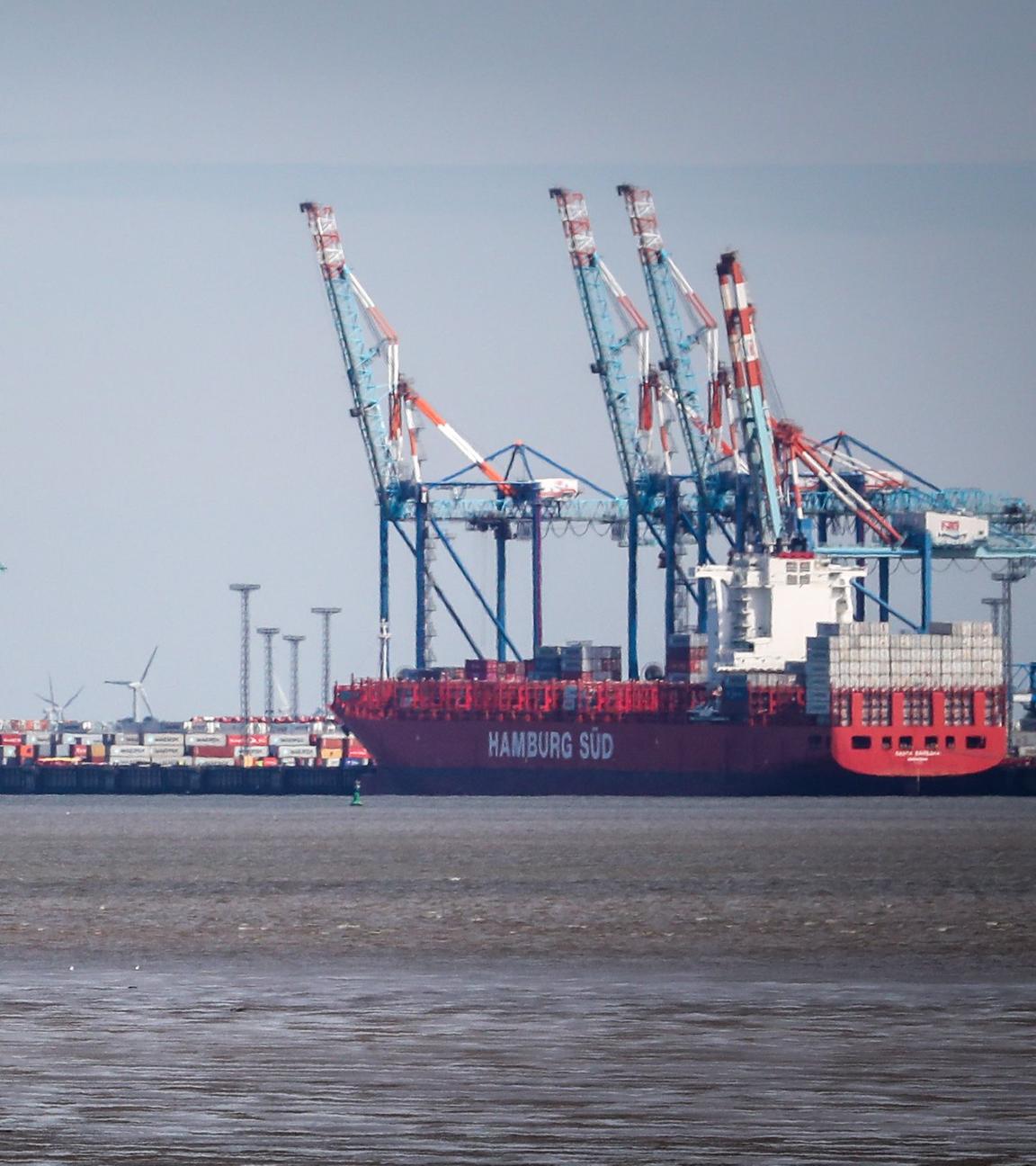 Bremen, Bremerhaven: Ein Containerschiff fährt am Hafen an.
