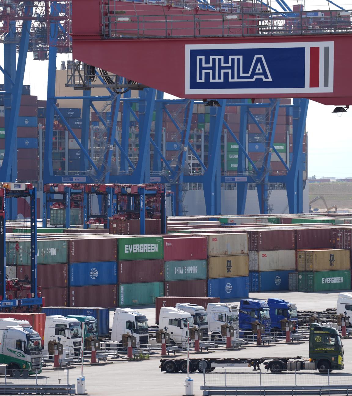 09.07.2025, Hamburg: Lastwagen warten auf Container am Container Terminal Tollerort im Hamburger Hafen.