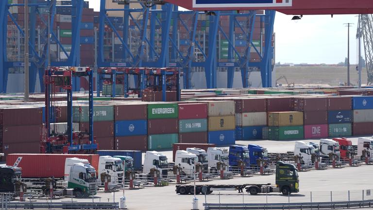 09.07.2025, Hamburg: Lastwagen warten auf Container am Container Terminal Tollerort im Hamburger Hafen.