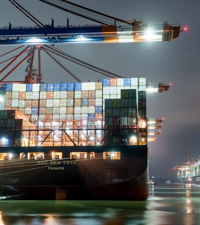 Containeraberfertigung im Hamburger Hafen
