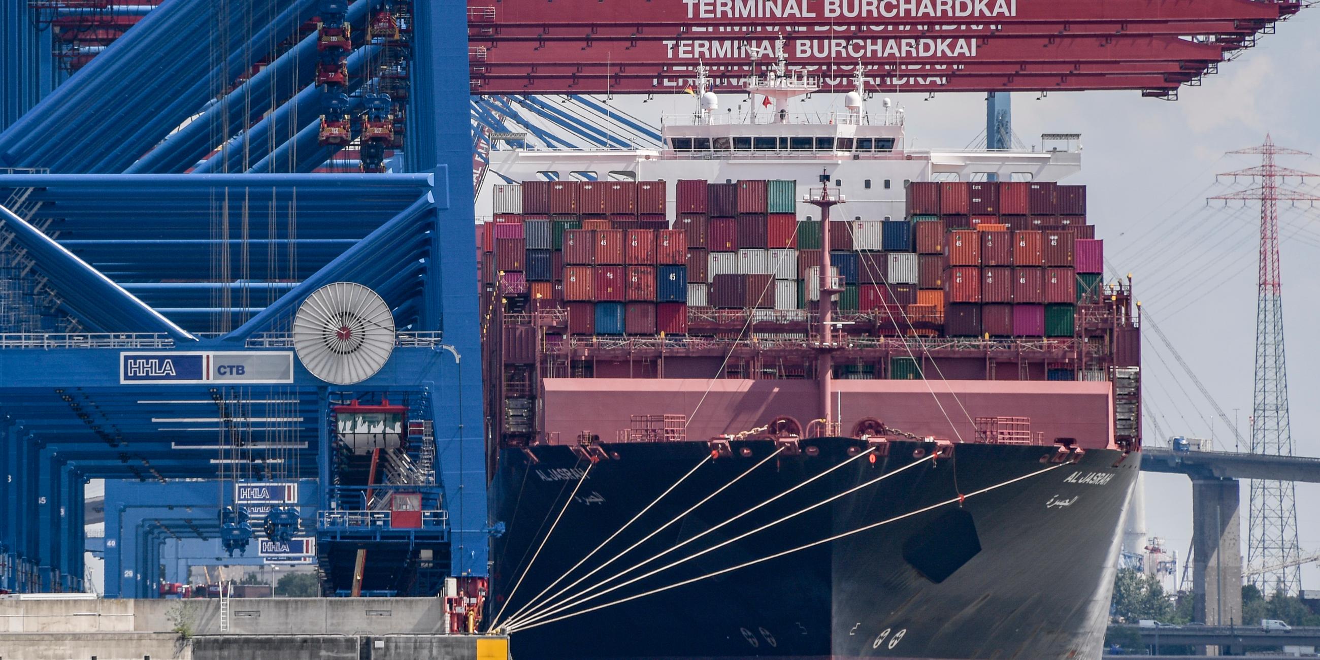 Der Containerfrachter «Al Jasrah» wird am Terminal Burchardkai entladen. 