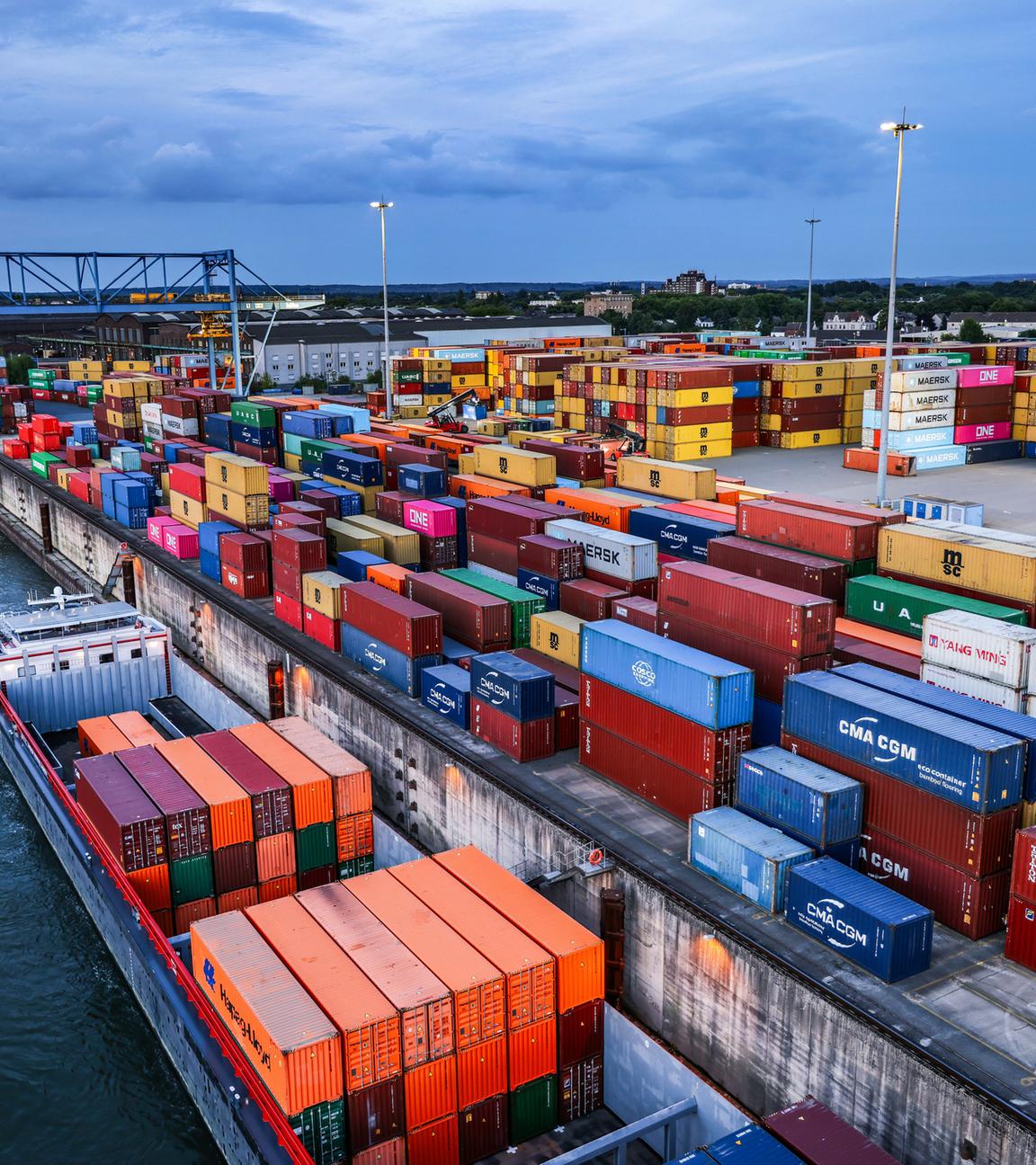 Nordrhein-Westfalen, Duisburg: Container werden im Duisburger Hafen auf Binnenschiffe verladen.