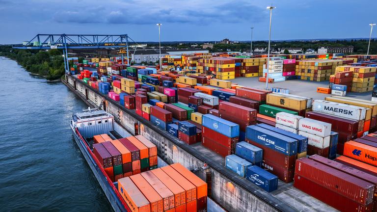 Nordrhein-Westfalen, Duisburg: Container werden im Duisburger Hafen auf Binnenschiffe verladen.