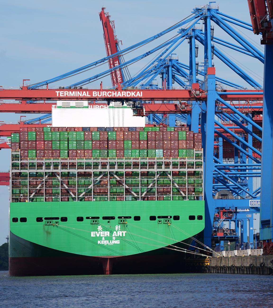 Das Containerschiff «Ever Art» der Reederei Evergreen wird am Container Terminal Burchardkai im Hamburger Hafen abgefertigt. 