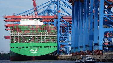 Das Containerschiff «Ever Art» der Reederei Evergreen wird am Container Terminal Burchardkai im Hamburger Hafen abgefertigt. 