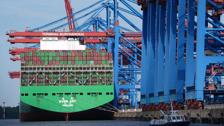 Das Containerschiff «Ever Art» der Reederei Evergreen wird am Container Terminal Burchardkai im Hamburger Hafen abgefertigt. 