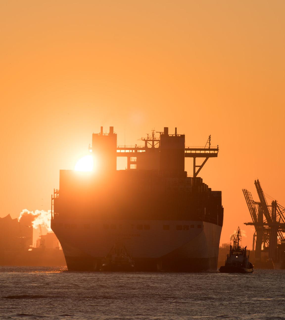 Das Containerschiff Marchen Maersk läuft während des Sonnenaufgangs am 19.03.2018 in den Hamburger Hafen ein.