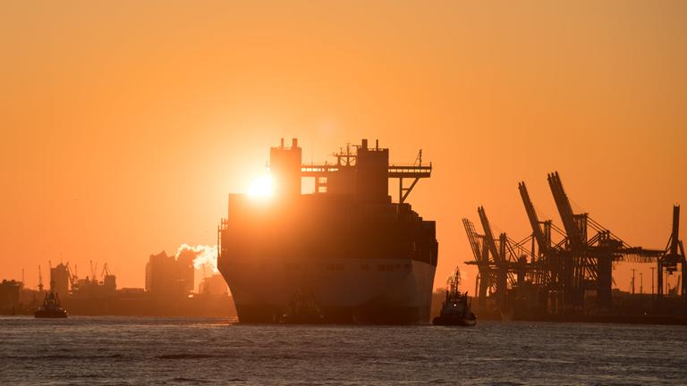 Das Containerschiff Marchen Maersk läuft während des Sonnenaufgangs am 19.03.2018 in den Hamburger Hafen ein.