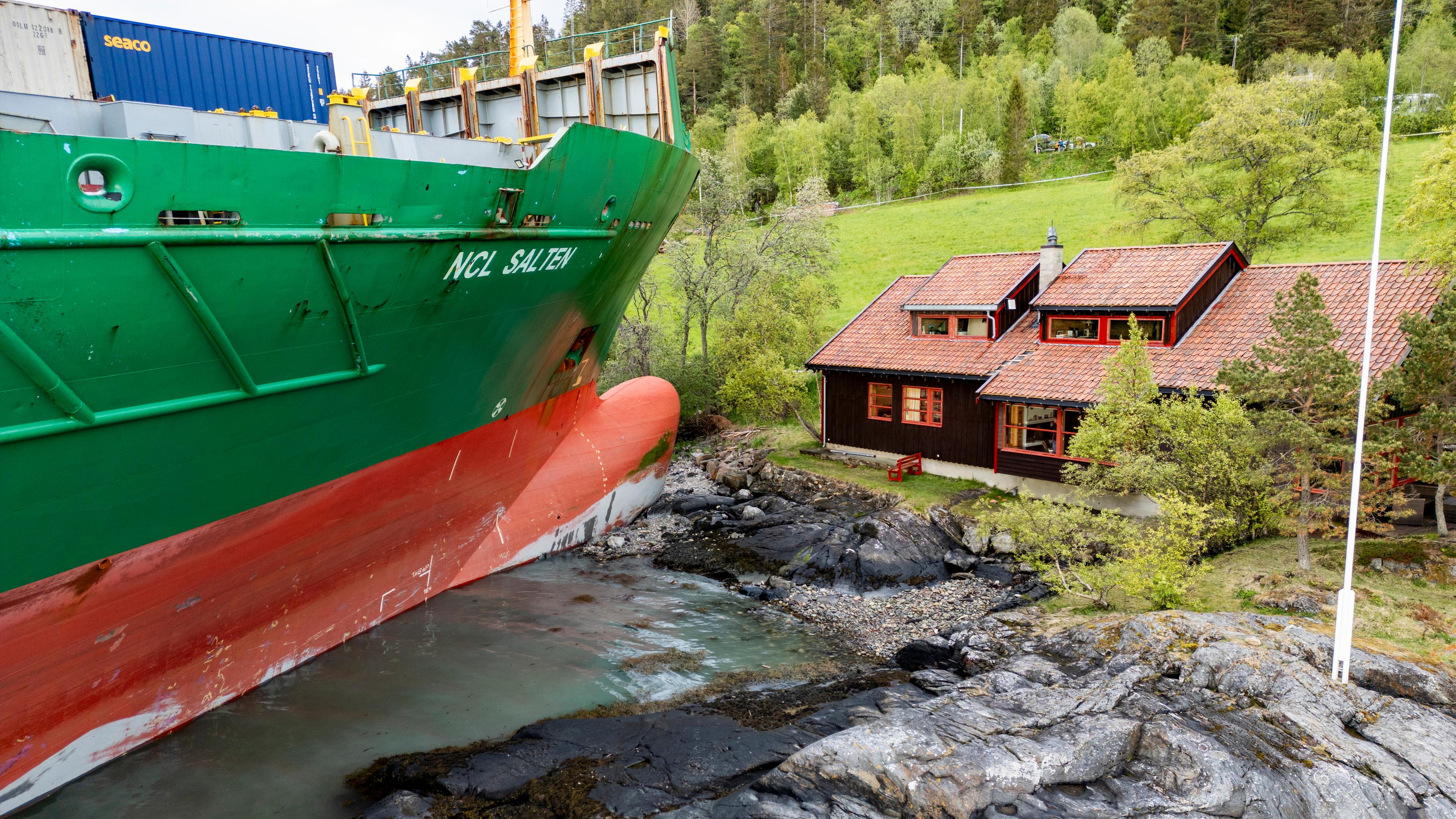 Nahaufnahme des Frachters NCL Salten, welcher nahe Trondheim auf Grund läuft und fast das Haus von Johan Helberg trifft.