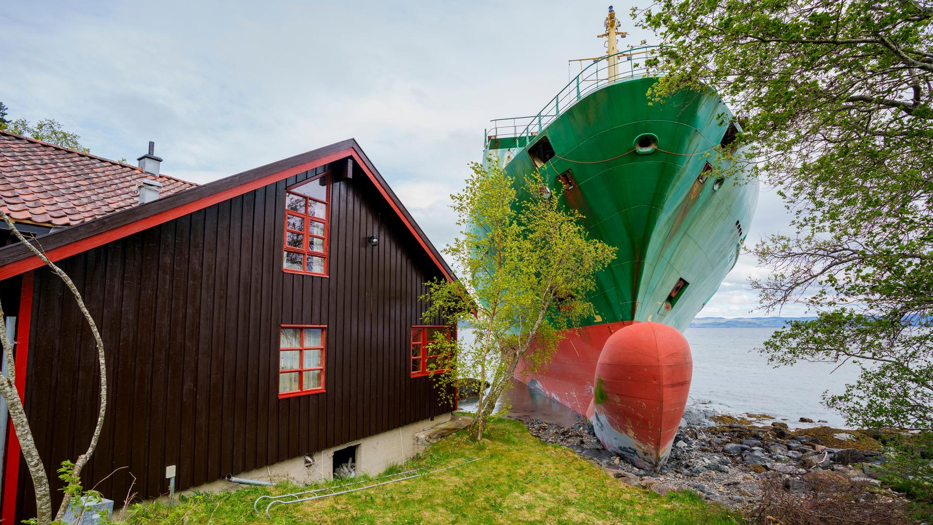 Nahaufnahme des mächtigen Frachters NCL Salte nam Haus von Johan Helberg.