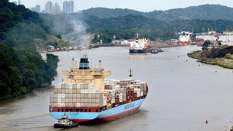 Ein Containerschiff passiert den Panamakanal bei den Pedro Miguel-Schleusen,  Archivbild