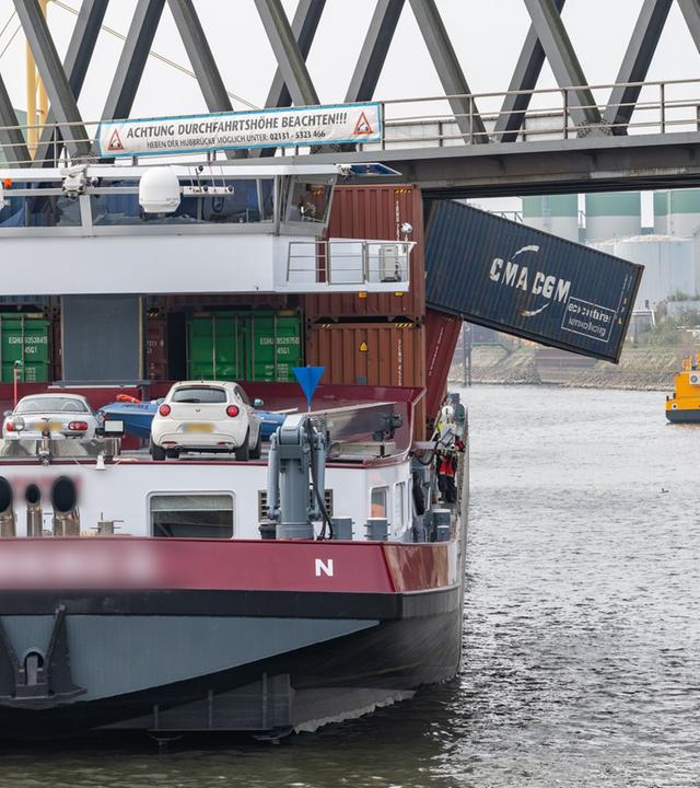 Containerschiff rammt eine Hubbrücke im Neusser Hafen, ein Container fällt herunter