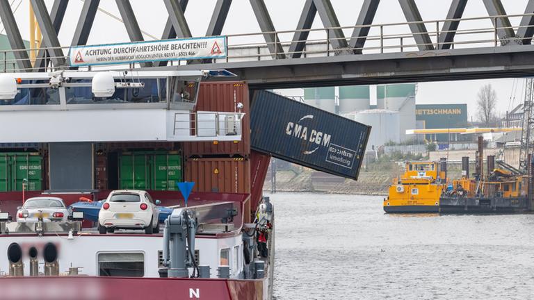 Containerschiff rammt eine Hubbrücke im Neusser Hafen, ein Container fällt herunter