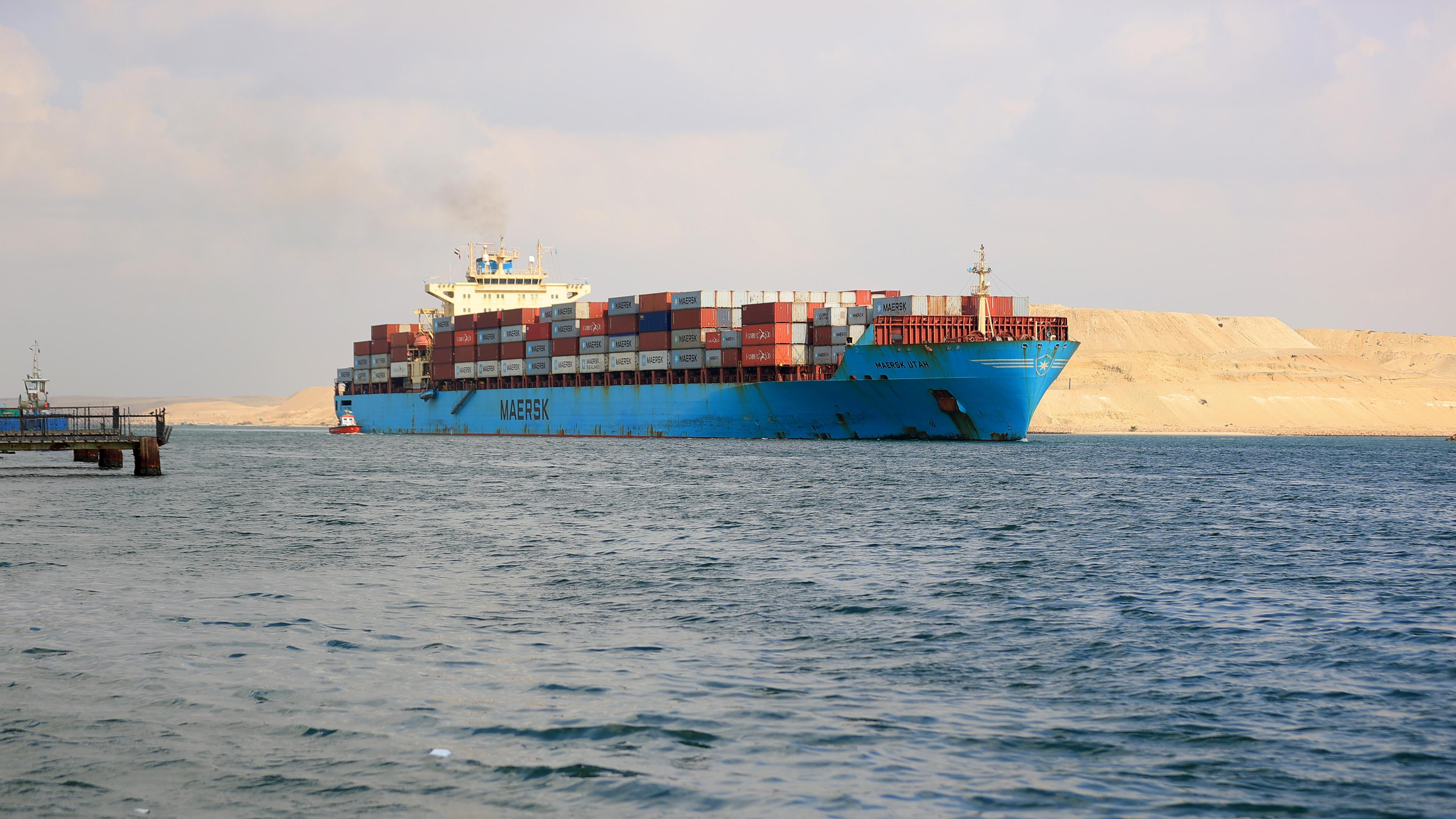 Ein Frachtschiff durchquert den Suezkanal, eine der wichtigsten von Menschenhand geschaffenen Wasserstraßen, am 29.12.2023 in Ismailia, Ägypten.