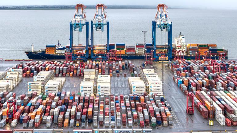 Bremen, Bremerhaven: Containerschiffe liegen im Hafen