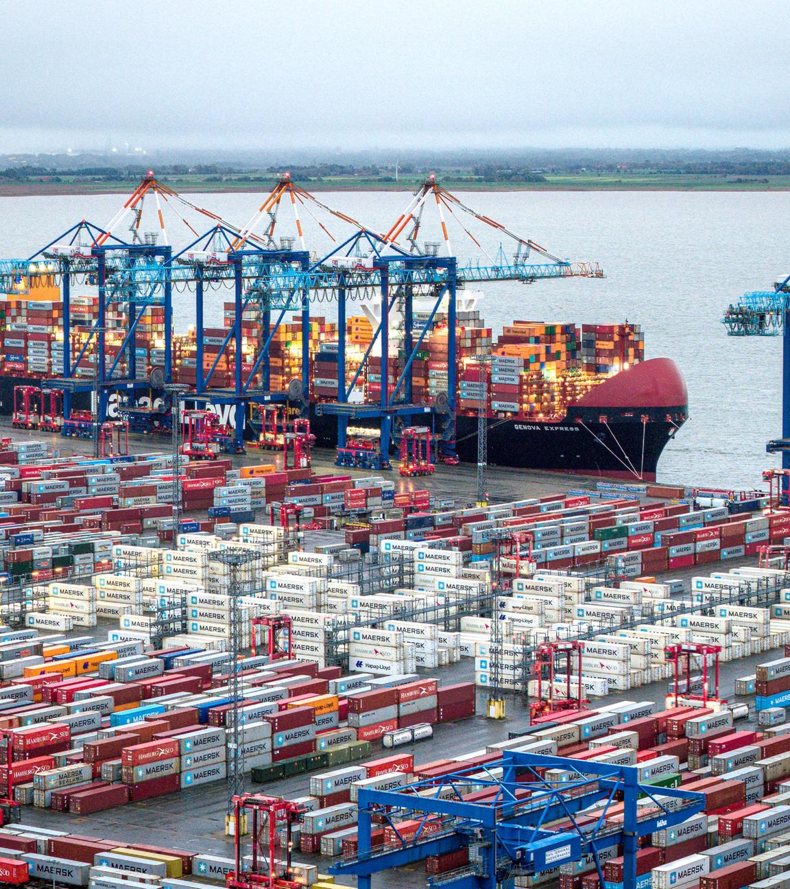 Bremen, Bremerhaven: Containerschiffe liegen im Hafen